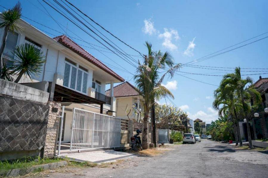 RUMAH MEWAH DEKAT GEREJA KATEDRAL RENON DENPASAR BALI