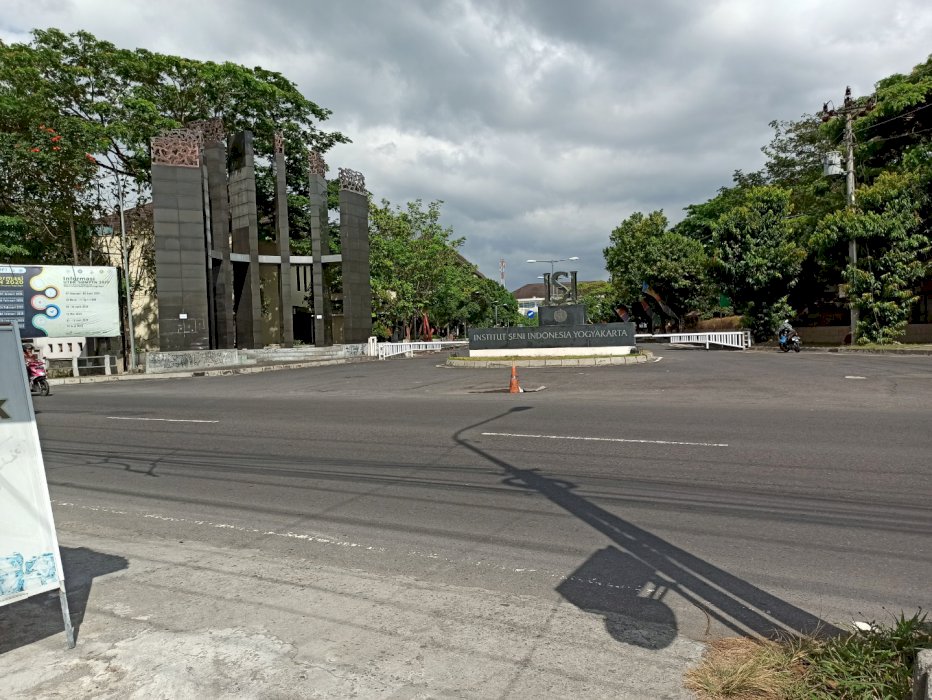 Tanah depan gerbang ISI yogya