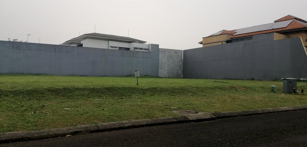 Kavling hadap Timur di Paramount Hill Golf jual cepat