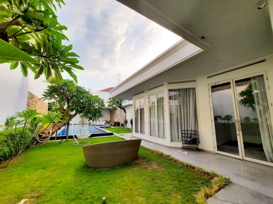 Dijual rumah mewah ada poolnya di villa kalijudan surabaya
