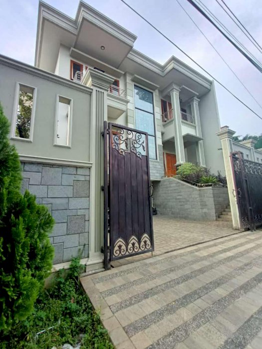 Rumah mewah plus kolam renang bebas banjir di Duren sawit Jakarta Timu