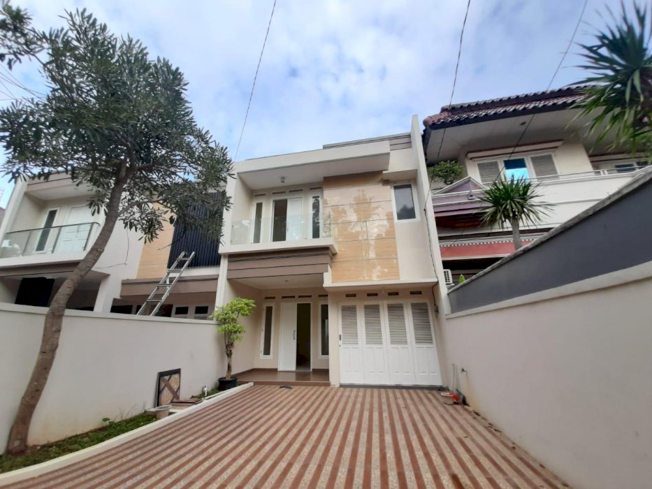 Rumah baru,mewah dalam perumahan bebas banjir di Duren Sawit,jakarta Timut