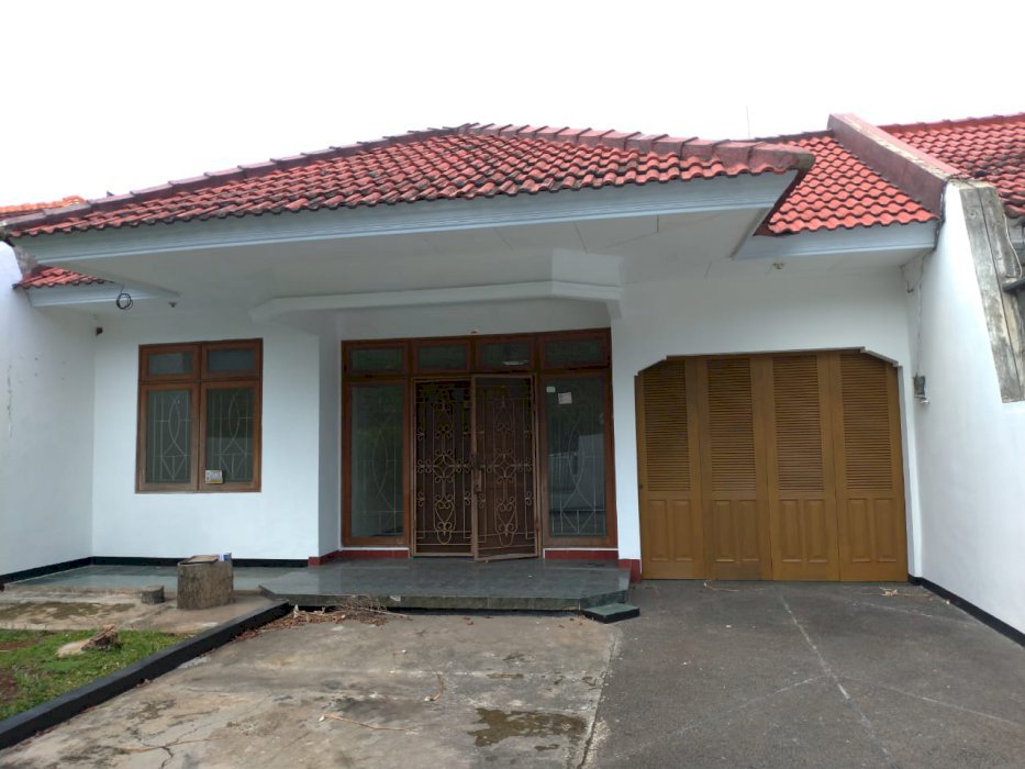 Rumah second masih sangat bagus di Meruya, bebas banjir akses lebar