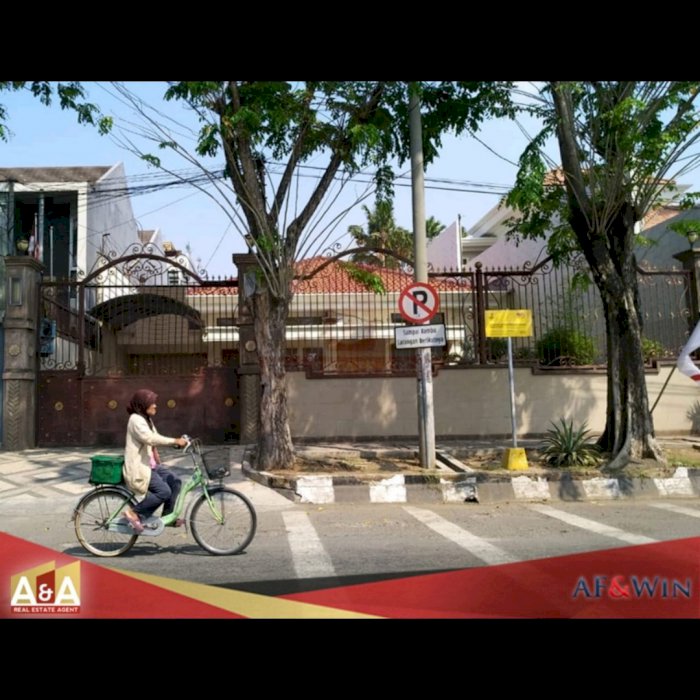 Rumah Langka 3 Lantai Pusat Kota Surabaya