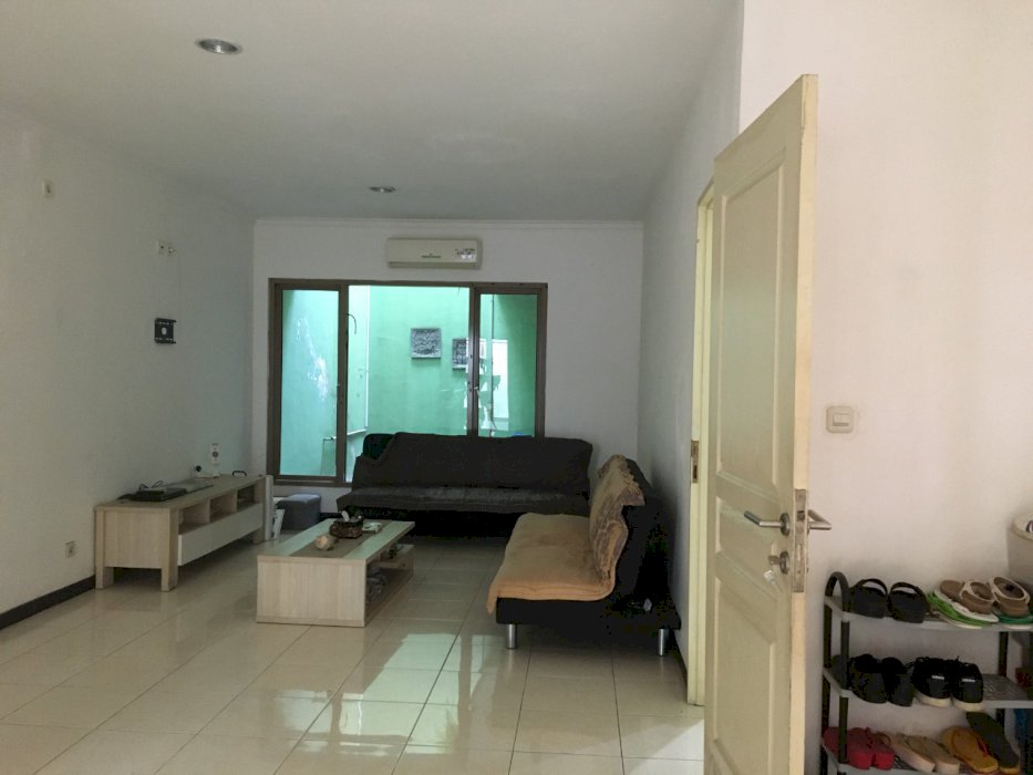 Rumah Kawasan Elit Graha Family Surabaya Barat