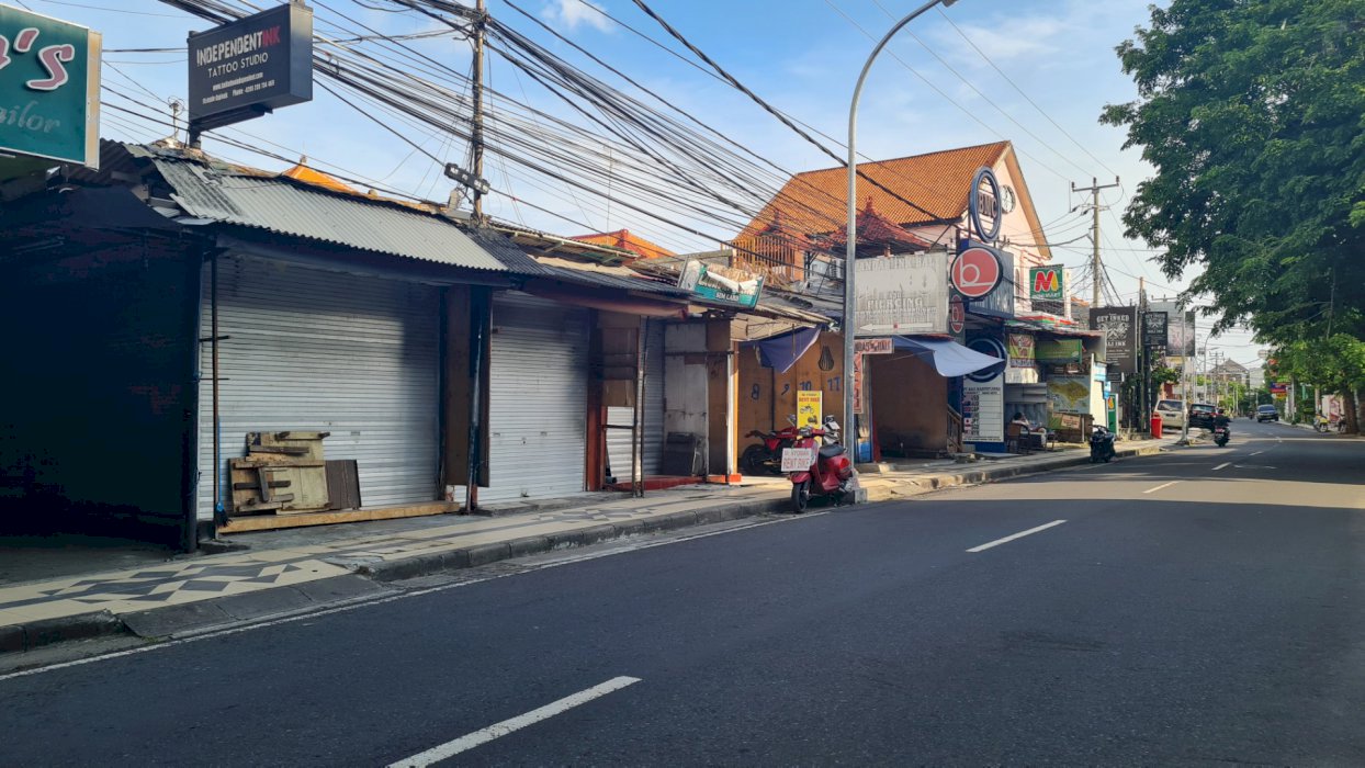 Tanah langka dijalan raya Kartika Plaza, Kuta, Legian. Bali