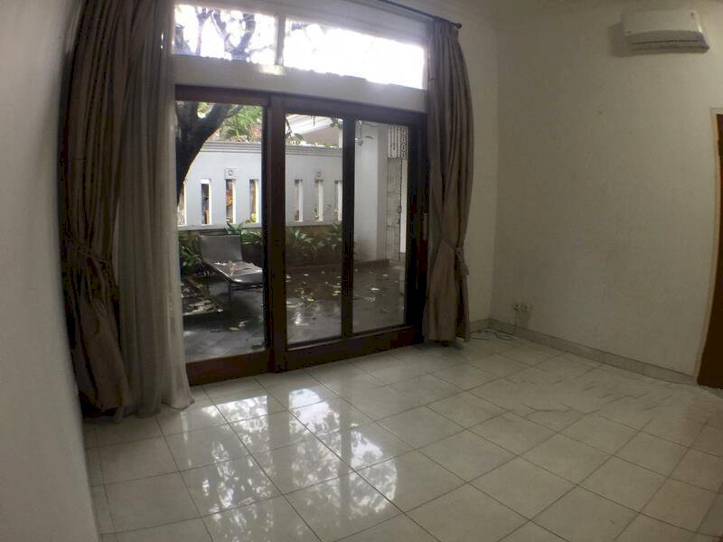 Dijual Rumah 1 lantai dengan Private Pool di Kemang Utara