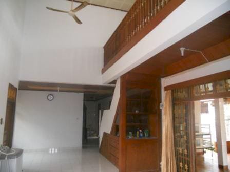 Rumah LUAS Hitung Tanah di Jatiwaringin