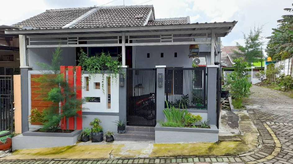 DIJUAL RUMAH POJOK MINIMALIS DI BERNADY LAND SLAWU DEKAT AKANTOR BPS
