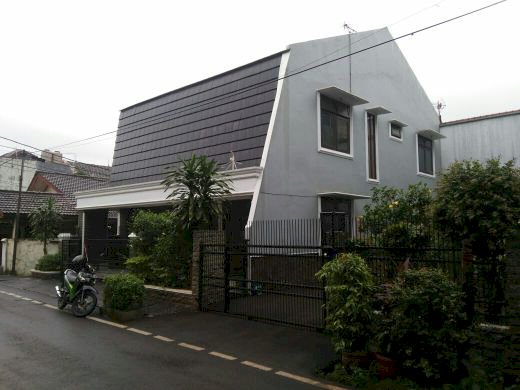 dijual Rumah cantik 2 lantai lokasi strategis di Pondok kelapa