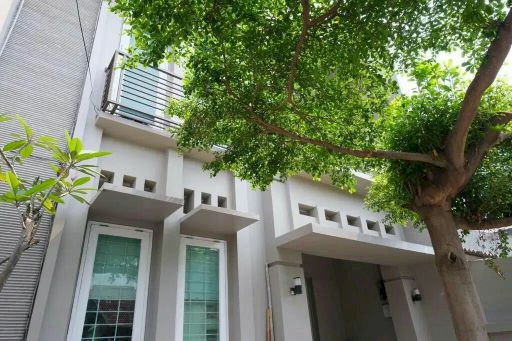 dijual rumah 2,5 lantai lokasi strategis di Duren sawit