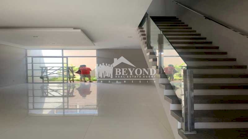 KENAPA GAK DI MEKARWANGI, BANDUNG AJA ? RUMAHNYA KEREN LHO