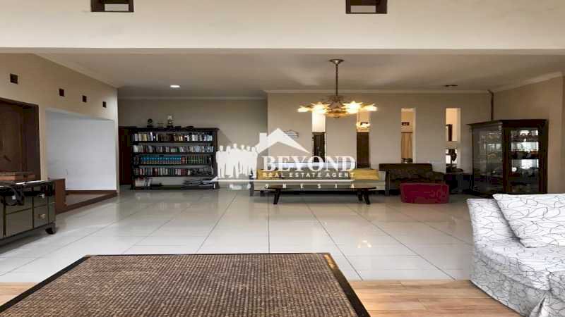 NUANSA CLASSIC NAN MEWAH RUMAH DI BATUNUNGGAL, BANDUNG