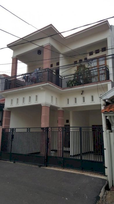 dijual rumah 2 lantai bebas banjir lokasi strategis di pondok kelapa