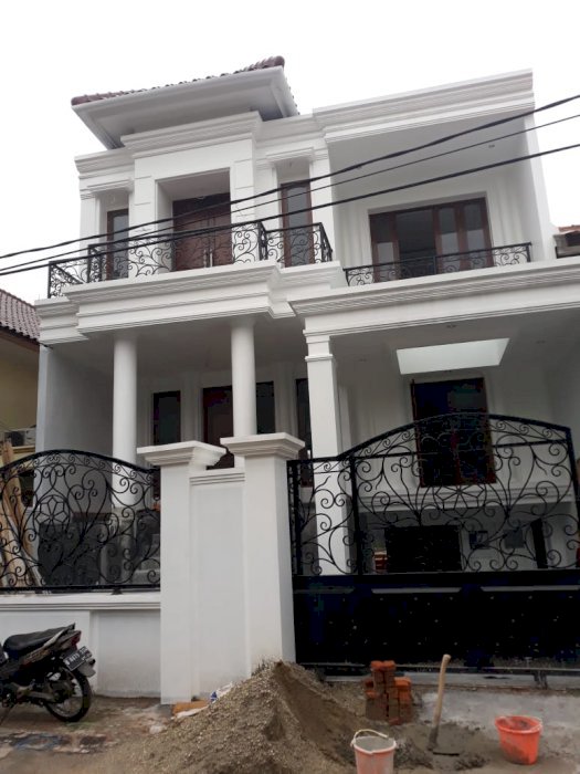rumah classic baru dengan private pool di area Petukangan Deplu