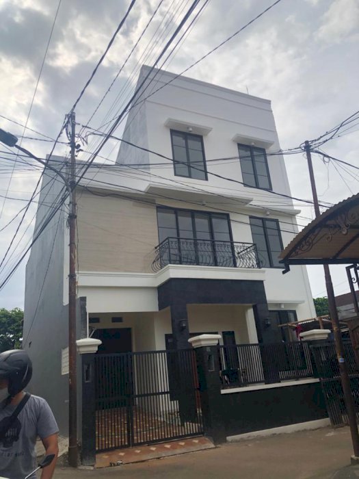 dijual rumah baru 3 lantai di kalibata jakarta selatan