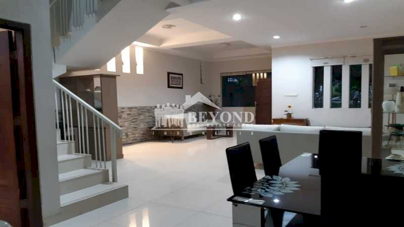 GAK ADA KURANGNYA ! RUMAH FULL FURNISH 3 LANTAI DI SETRADUTA, BANDUNG