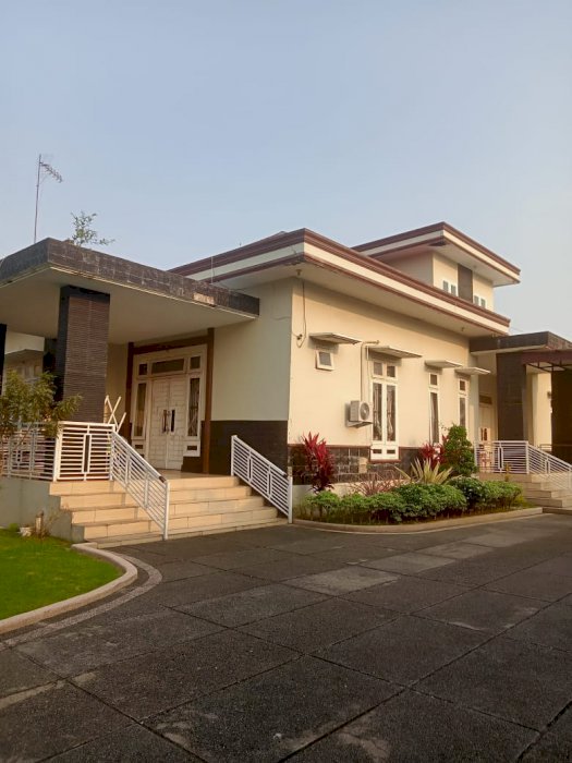 Rumah Mewah Beserta Isinya