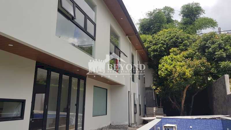 MODERN SUASANA ASRI HUNIAN 3 LANTAI DI SETIABUDI REGENCY, BANDUNG