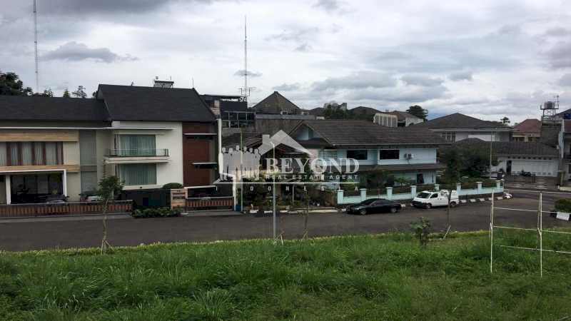 LINGKUNGAN SUPER ADEM KAVLING DI ISTANA REGENCY,PASTEUR-BANDUNG