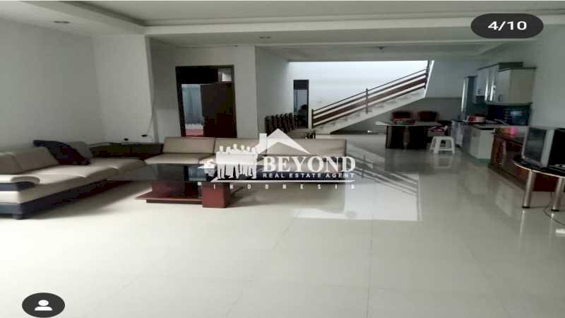 GAYA MODERN RUMAH KELUARGA MILENIAL DI LEUWIPANJANG, BANDUNG