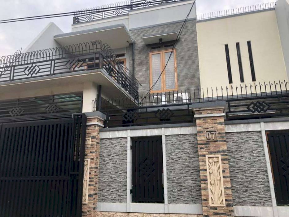 Dijual Rumah Bagus FULL FURNISHED, Bangunan Baru, Dekat Taman, di Jakarta