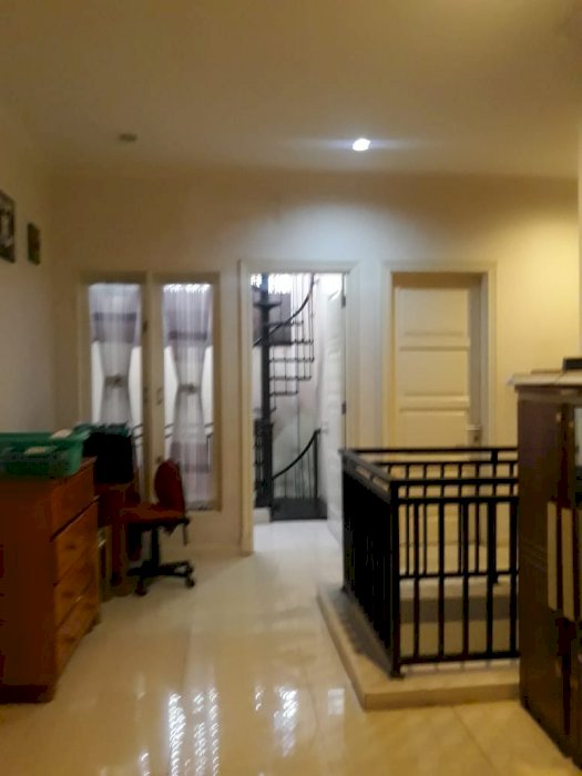 Rumah bagus lokasi strategis di pondok kelapa