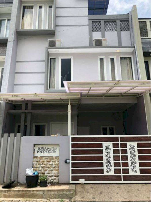 Rumah FULL PERABOT Dijual di Jalan Urea Malang