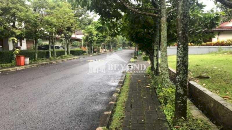 LINGKUNGAN ASRI KAVLING DI PARAHYANGAN RUMAH VILLA,GEGERKALONG-BANDUNG