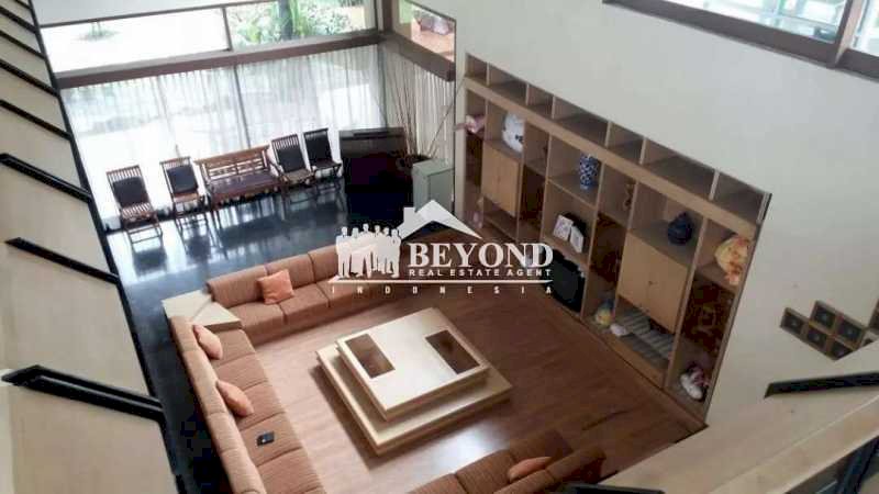 KEREN DESAIN CLASSIC NYA! RUMAH BERTAMAN ASRI DI AREA SETIABUDI, BDG