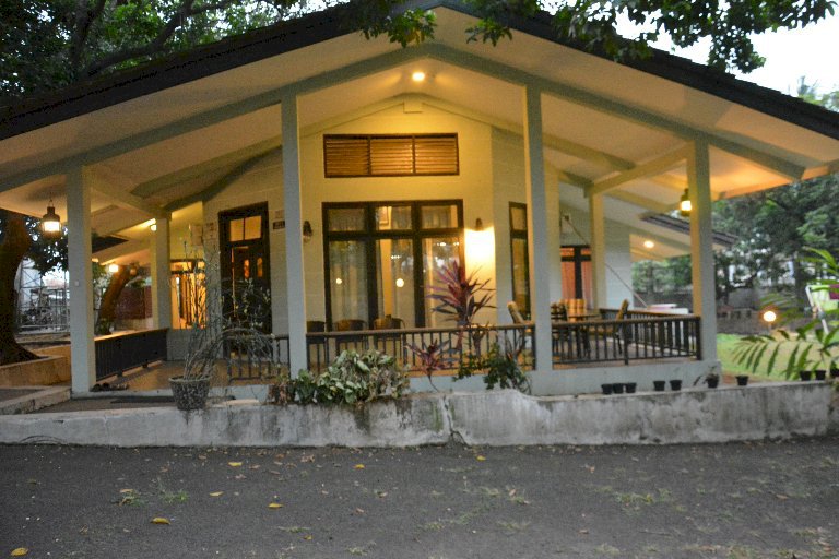 Rumah nan asri ditengah halaman yang luas