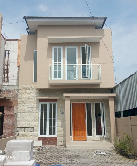 Rumah Cluster 2 Lantai Bangunan Gagah Istimewa Tengah Kota Semarang