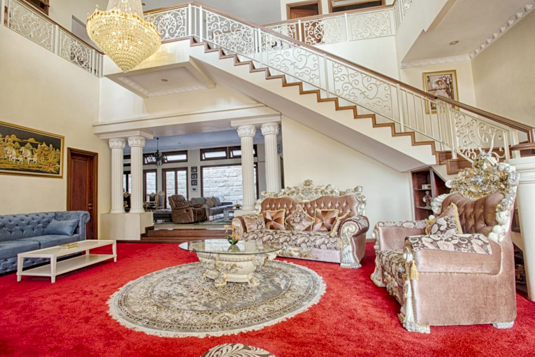 397_Dijual Rumah Klasik Mewah Megah SHM LB 620m LT 375m Araya Malang