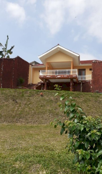 Villa Baru Cisarua Puncak Bogor Dilengkapi Kolam Renang