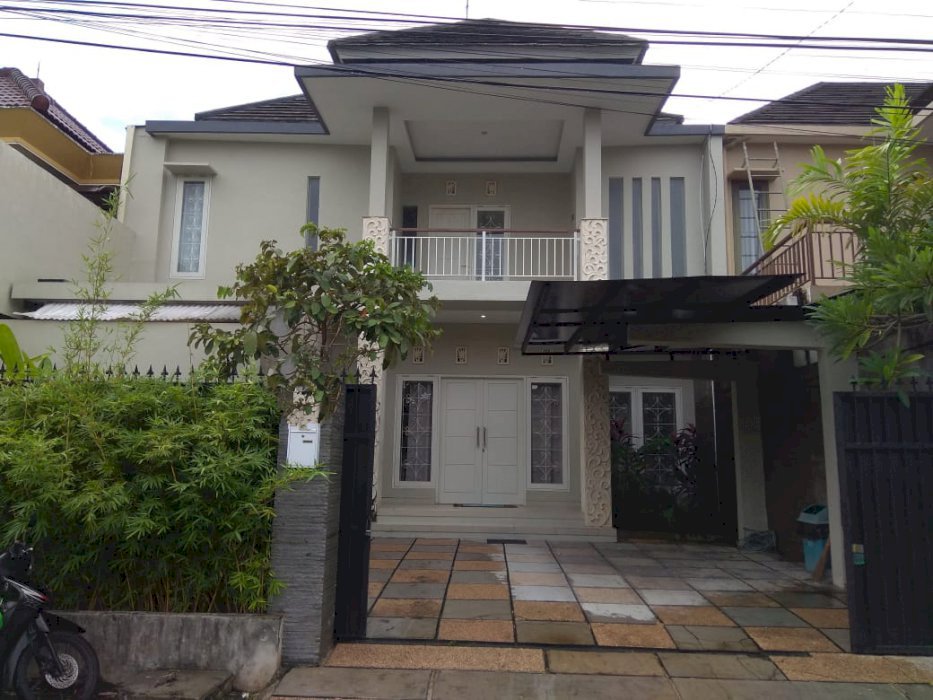 RUMAH MEWAH LINGKUNGAN ELITE RENON