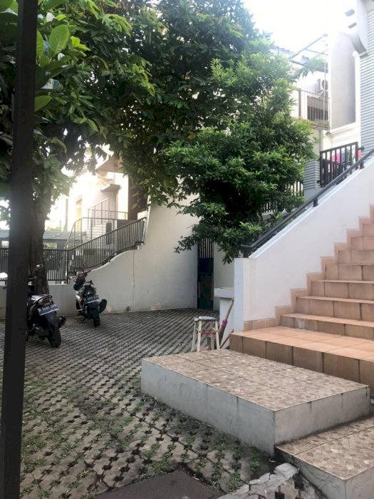 Rumah bagus lt 268 m2 di permata medfiterania, pos pengumben , jakarta barat