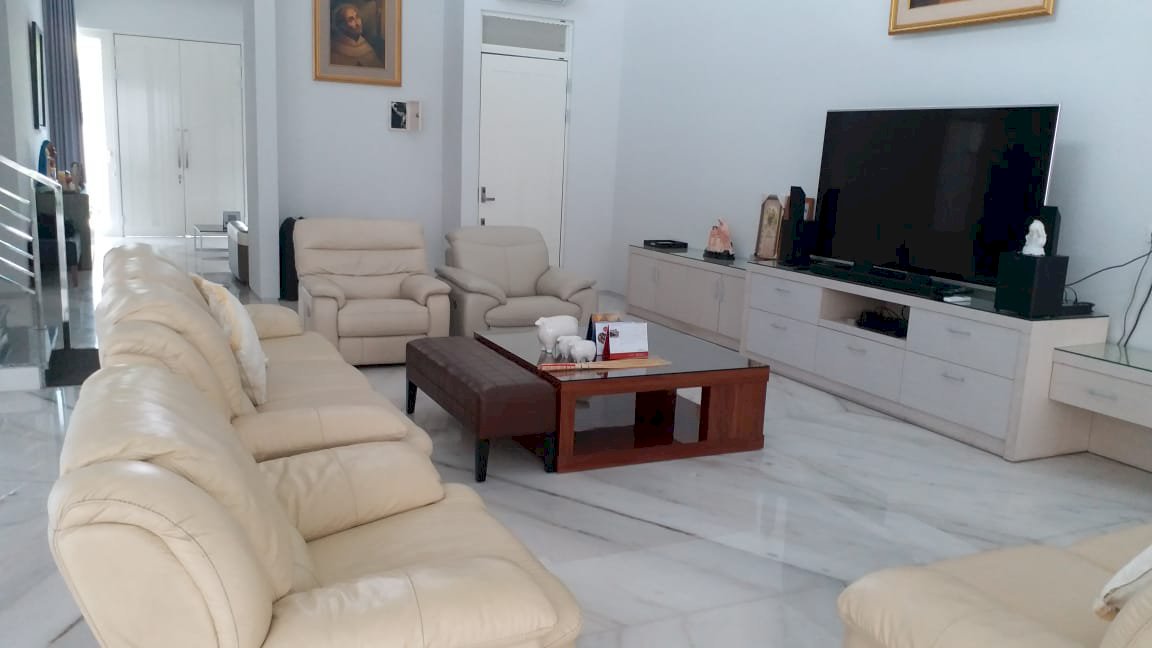 SELAT GOLF CITRALAND SURABAYA BARAT 2 LANTAI  RUMAH CANTIK & MODERN