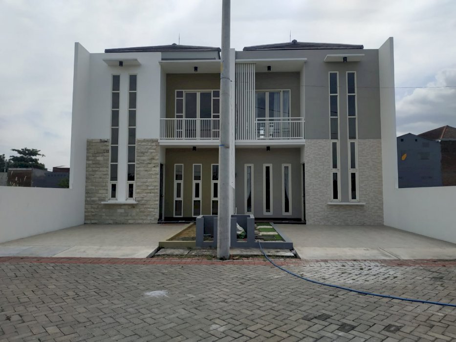 EMERALD VILLAGE SIDOARJO 2 LANTAI CANTIK TENGAH KOTA GEDANGAN STRATEGIS