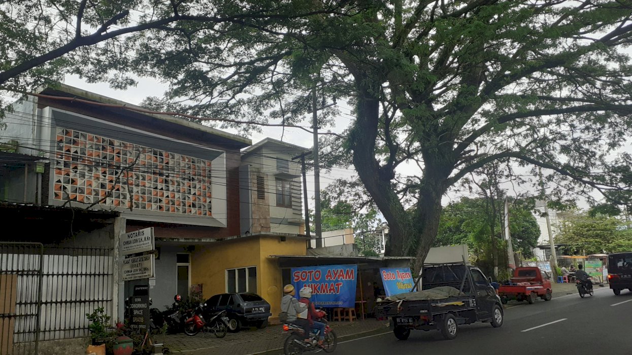DIJUAL RUMAH PLUS USAHA SEWA RUANG KANTOR DAN KOST