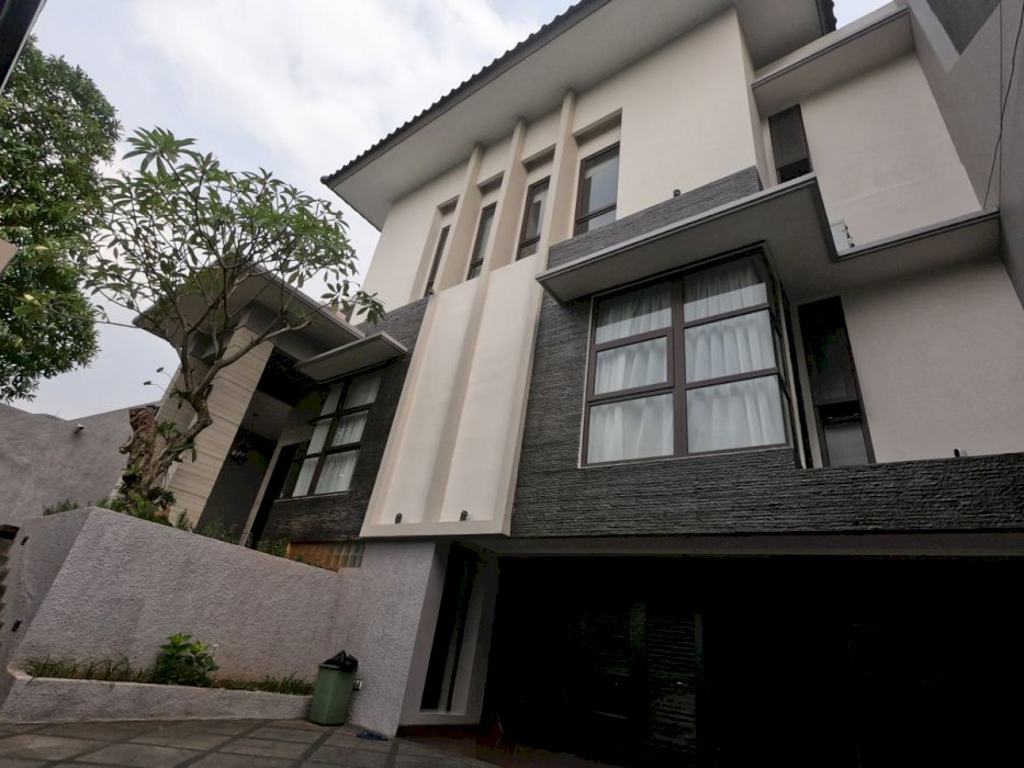 rumah siap huni lokasi premium dekat dengan PIM 1, PIM 2, PIM 3 lokasi tenang di