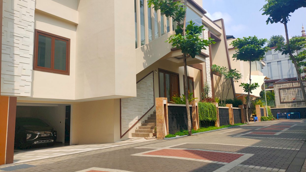 Rumah mewah dalam komplek