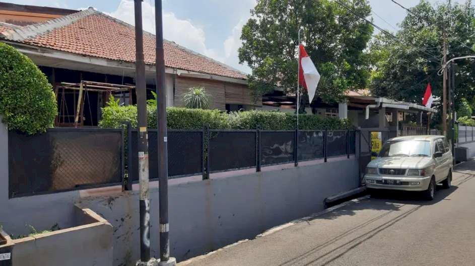RUMAH DI JUAL DI JAKARTA SELATAN DEKAT TOL PESANGGRAHAN SURAT SHM
