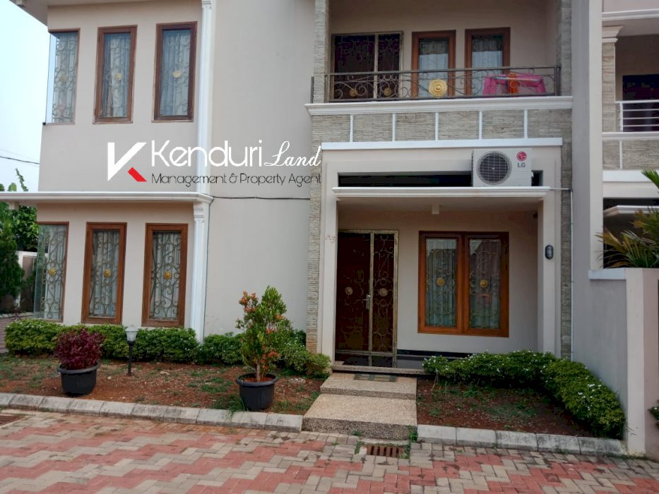 Rumah Mewah Dalam Cluster Posisi Hoek Semi furnished