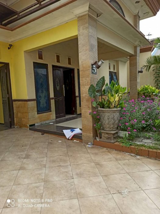 RUMAH 2 LANTAI LOKASI DEKAT HOTEL SANTIKA, JL. LETJEND SUTOYO MALANG