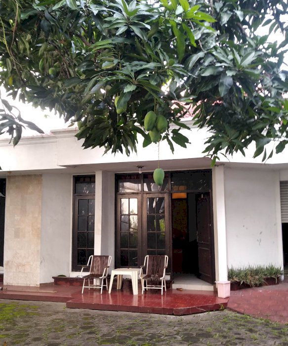 Rumah besar pinggir jalan ramai