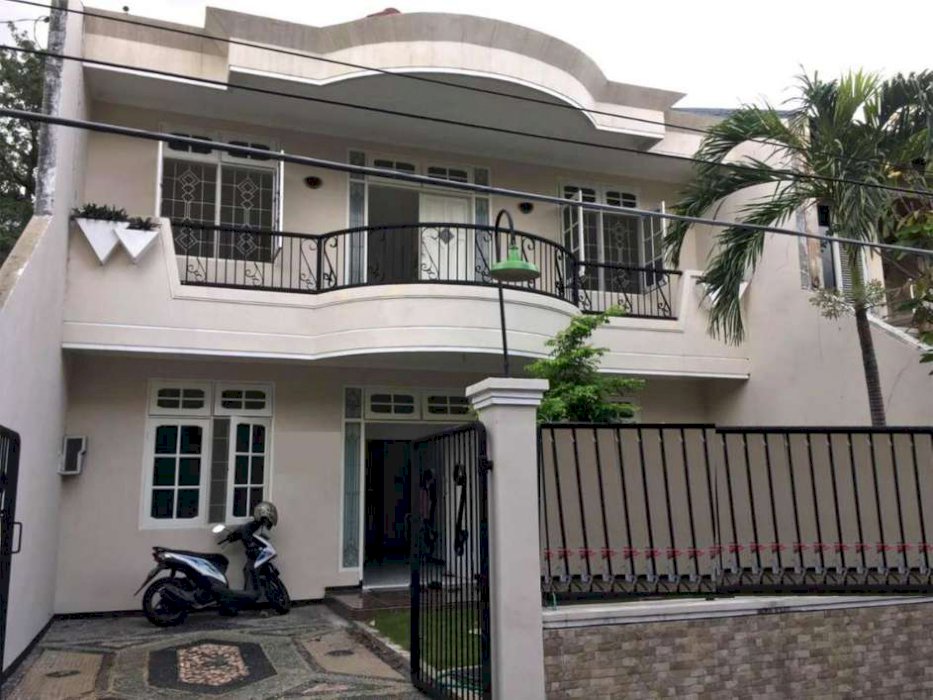 Rumah 2 Lantai Cantik Lokasi Strategis di Jalan Darmo Permai Selatan