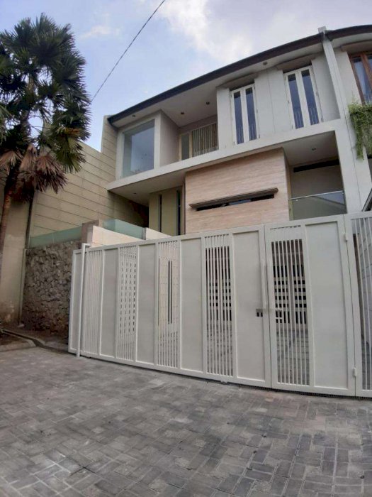 Rumah 100% Baru Seperti Villa Di Jalan Manyar Kertoarjo, Kota Surabaya