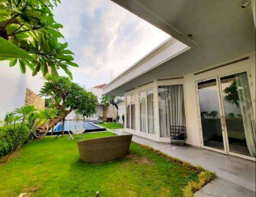 Rumah Mewah & Swimming Pool Full Marmer dan Furnished Di Kota Surabaya
