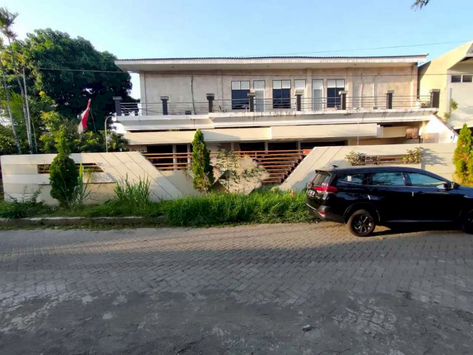 Rumah dan Kolam Renang di Perumahan Villa Kalijudan Indah Surabaya