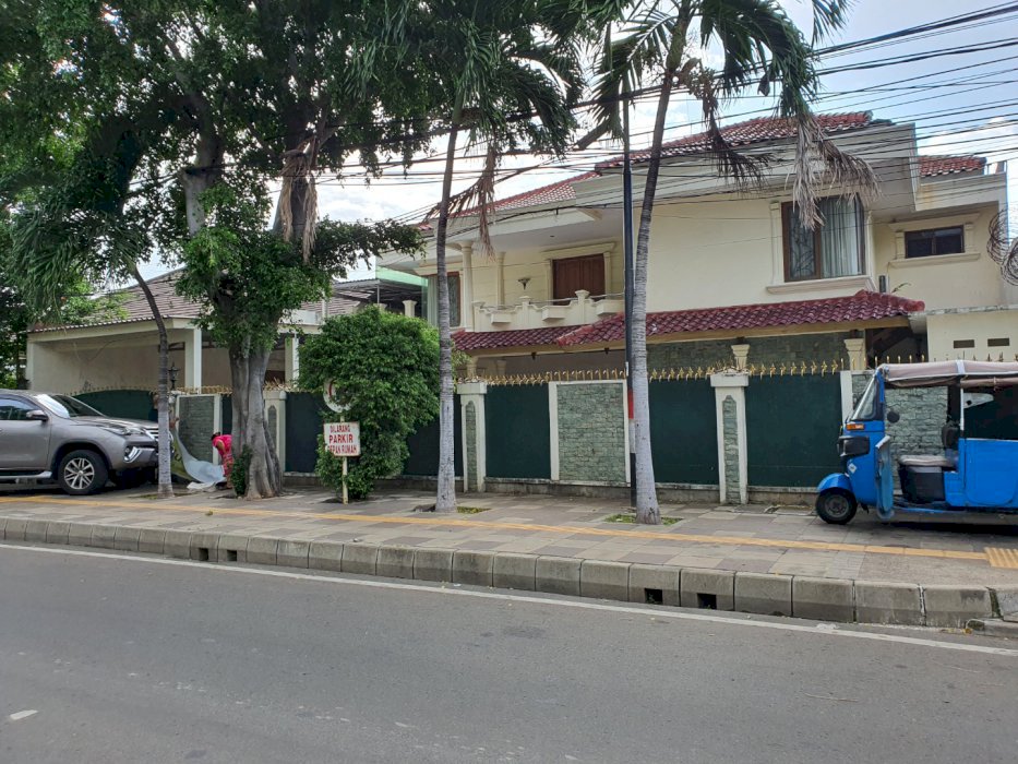 Rumah pinggir jalan bisa kantor atau wisma